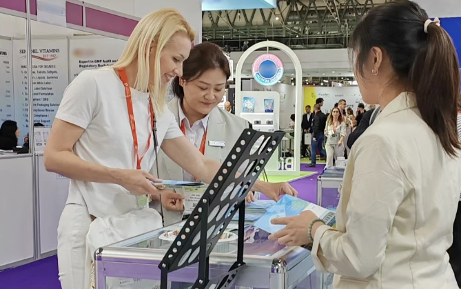 展會現(xiàn)場為客戶介紹公司產品